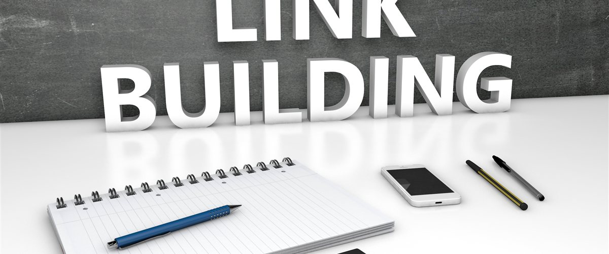 Backlink-Qualität vs. Quantität – Link Building Strategie 2025 mit Notizbuch und Tafel