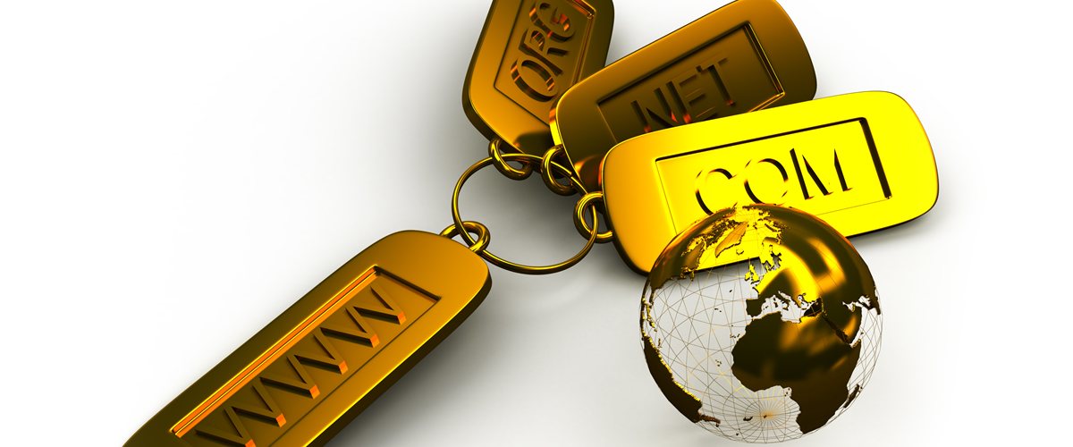 Internationales SEO – goldene Domain-Schlüssel mit Weltkugel für internationale Sichtbarkeit