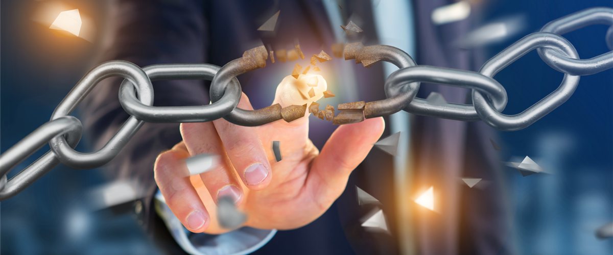 Linkbuilding Strategien 2025 – Hand bricht Kettenglied als Symbol für starke Backlinks