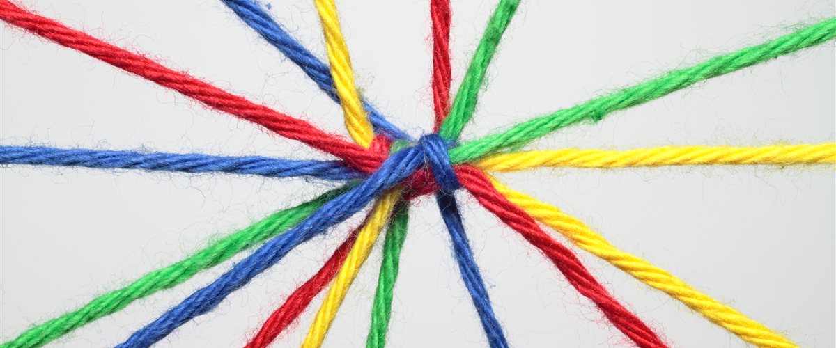Local SEO Linkbuilding – bunte Fäden als Symbol für lokale Verlinkungsstrategie